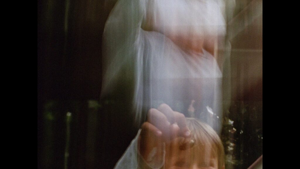 fragmento_de_documental_cantos_del_este_una_cigarra_en_la_mano