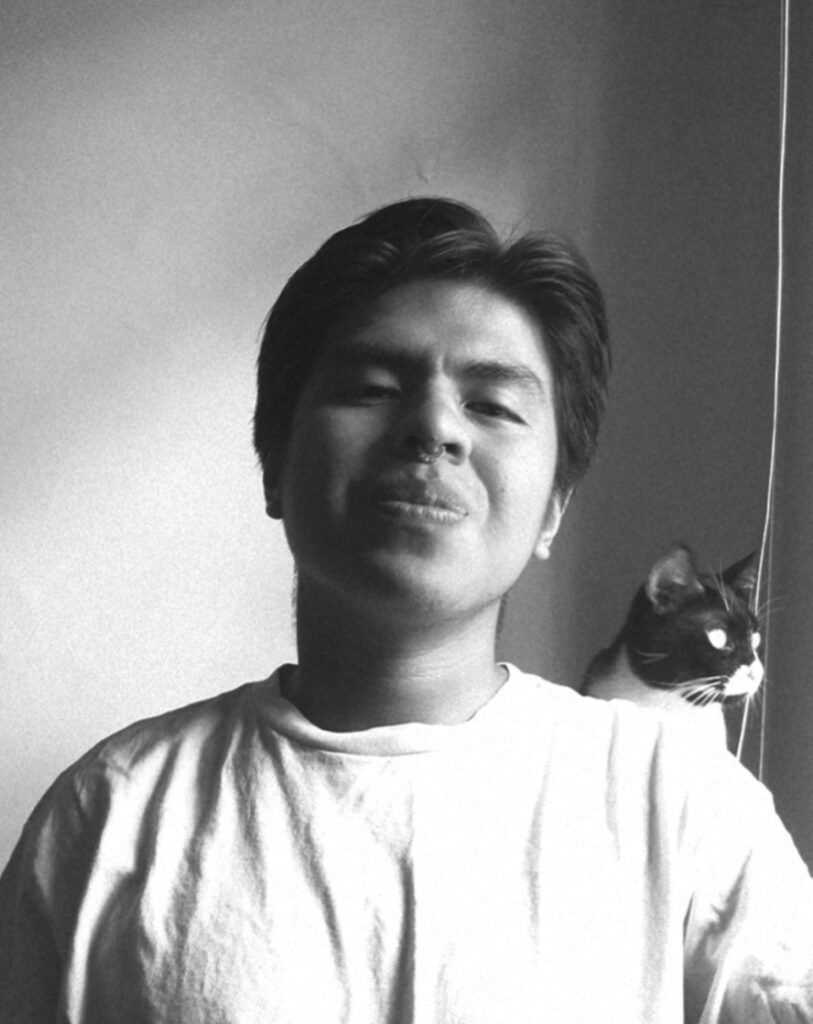 Retrato de Gabriel Avecilla, integrante del equipo editorial de 25 Watts